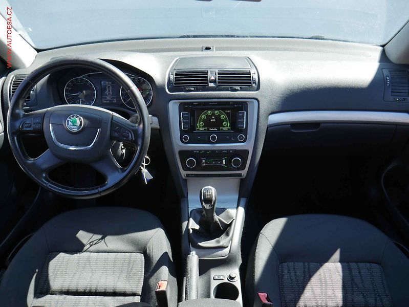 Škoda Octavia (2010) 1.6TDi, Navi, xenon - fotka 8 z 18
