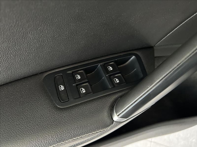 Volkswagen Golf 1,4   TSI 92kW,DSG,SERVISKA,ČR - fotka 8 z 26