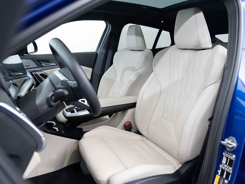 BMW iX2 xDrive30 - fotka 17 z 22