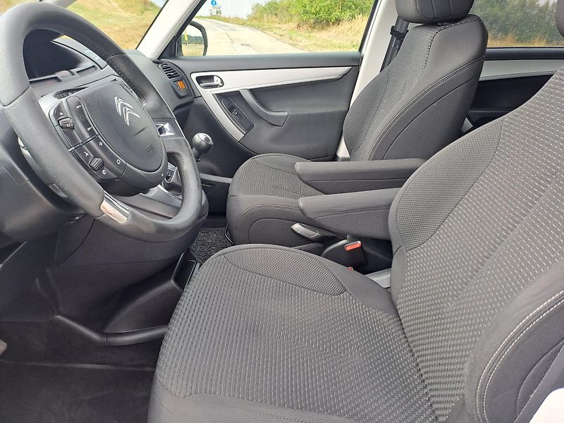 Citroën Grand C4 Picasso (2011) 1.6 HDi 7 MÍST - fotka 10 z 31