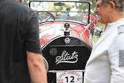 Na akci Jízda do vrchu a výstava historických vozidel se představilo na tři sta automobilů a motocyklů.