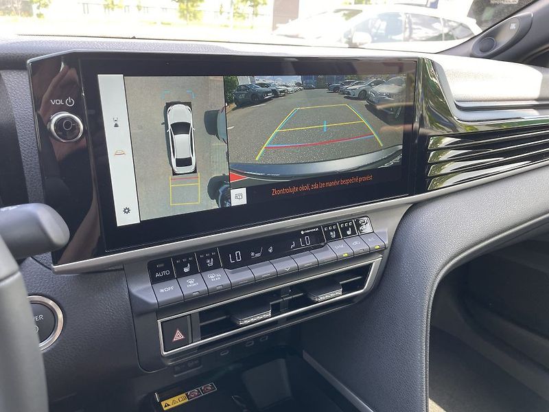 Toyota Camry 2.5 Hybrid Executive - fotka 18 z 29