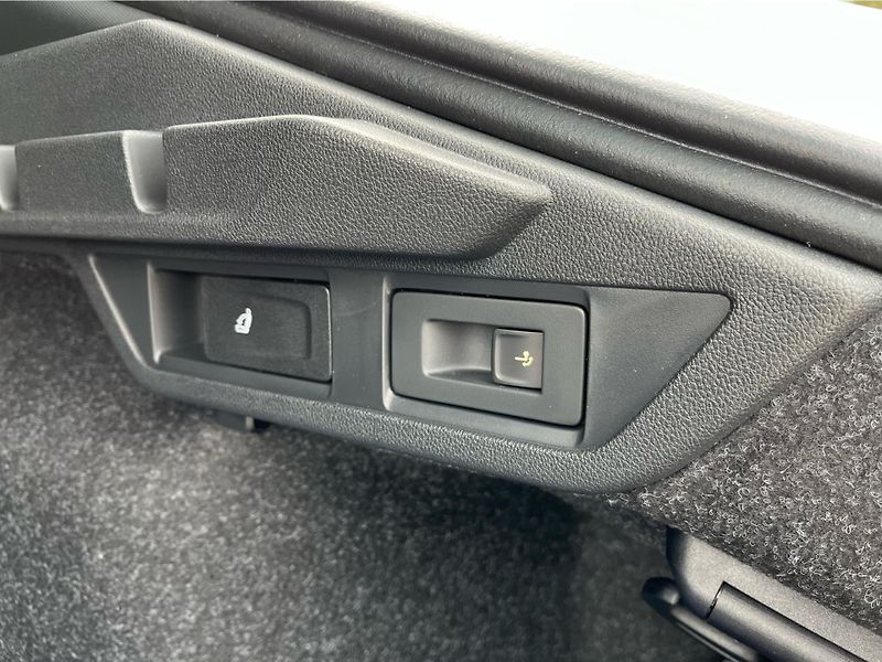 Škoda Octavia 2.0 TDi 110 kW SPORTLINE DSG - fotka 28 z 30