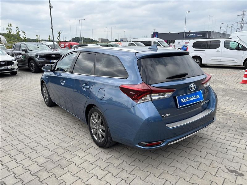 Toyota Auris 1,8 Hybrid e-CVT TS Executive - fotka 3 z 36