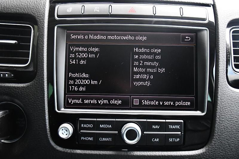 Volkswagen Touareg 3.0TDi V6 4M R-LINE TAŽNÉ ČR - fotka 34 z 44