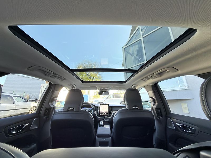 Volvo XC60 T8 AWD ULTRA DARK / B&W VZDUCH - fotka 15 z 57