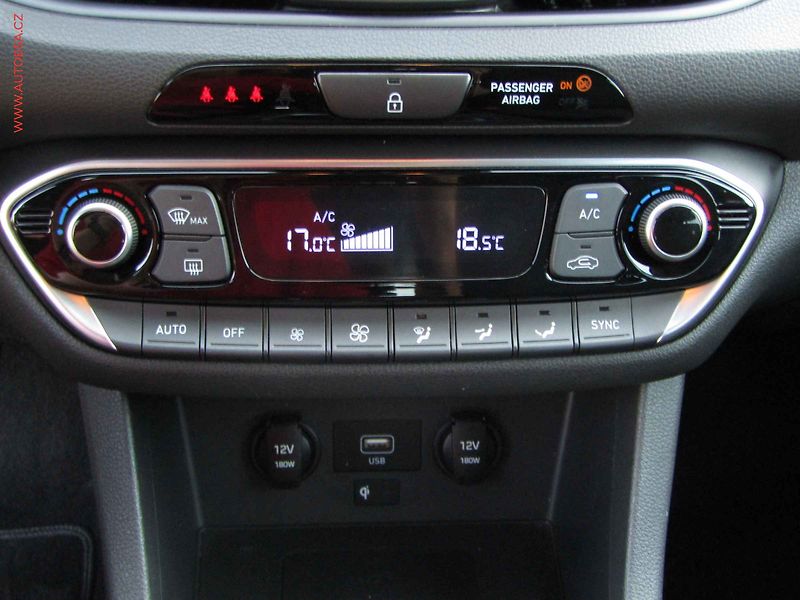 Hyundai i30 (2021) 1.6 CRDi, 1.maj,ČR, LED - fotka 15 z 22