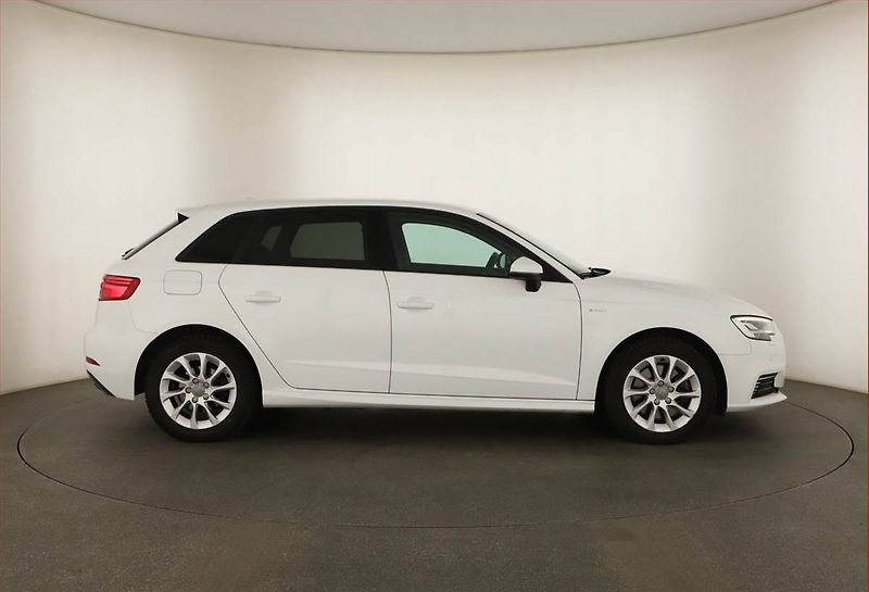 Audi A3 (2017) e-tron, Automat, Navi - fotka 6 z 21