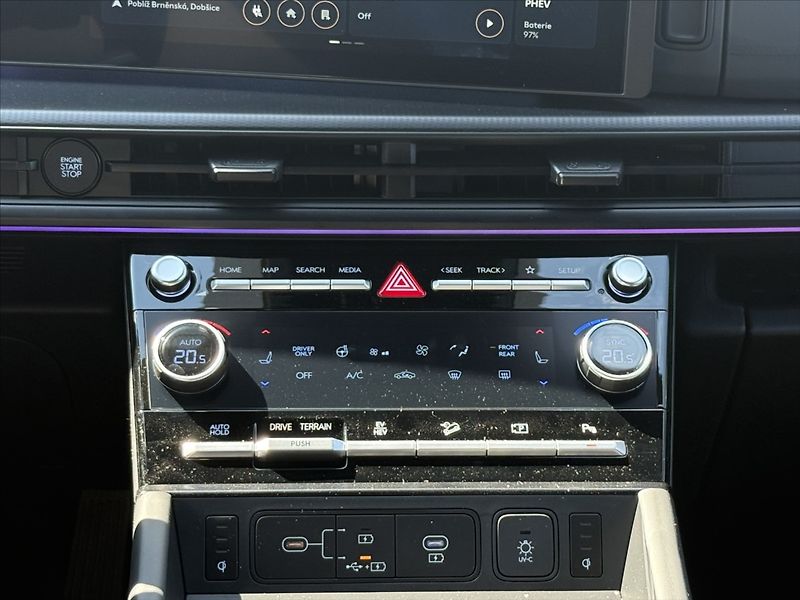 Hyundai Santa Fe 1,6 PHEV 185kW CALLIGRAPHY - fotka 15 z 22