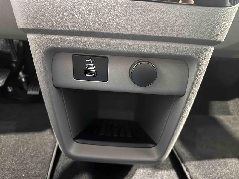 Ford Tourneo (2026) 2,0 EcoBlue 125 kW/170k  Custo - fotka 12 z 21