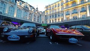 Účastníci Prague Carlsbad Classic a jejich vozy v sobotu večer před Grandhotelem Pupp.
