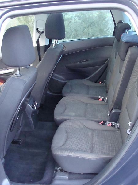 Peugeot 308 1.6 HDi, 68 kW, panorama,klima - fotka 12 z 31