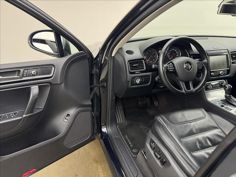 Volkswagen Touareg 3,0 ACC 360° TZ PEČLIVÝ SERVIS - fotka 33 z 49