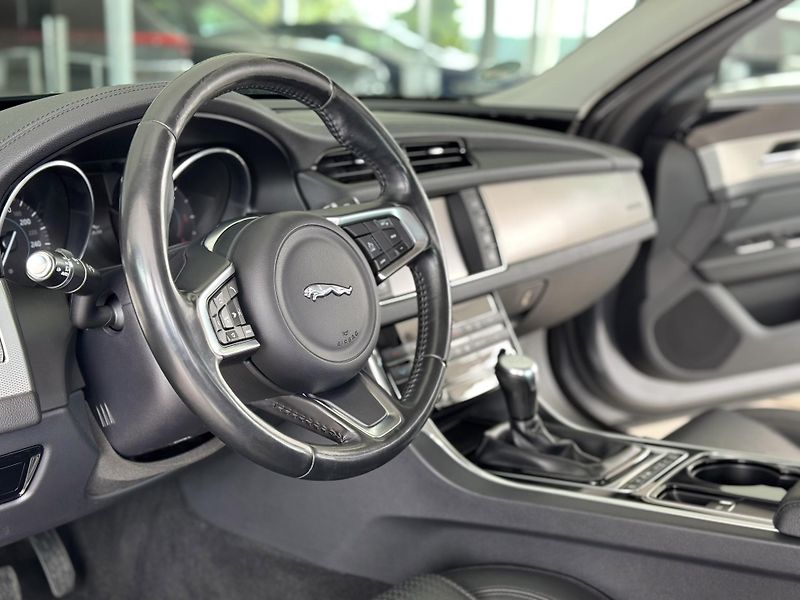Jaguar XF 20d Prestige*Kamera*Meridian - fotka 12 z 35