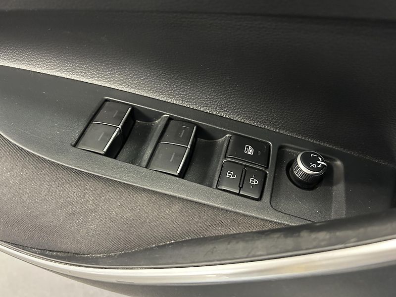 Toyota Corolla (2023) 1.8 Hybrid AT LED Kamera - fotka 18 z 26