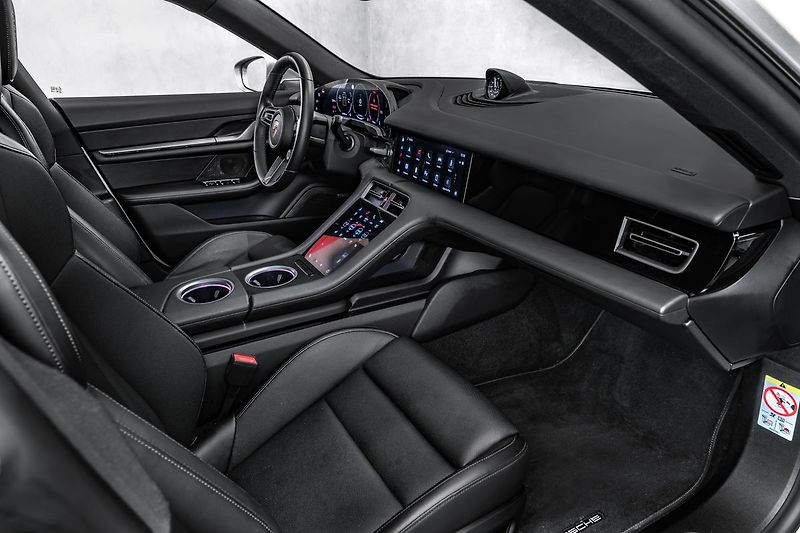 Porsche Taycan 4 Sport Chrono Pano - fotka 12 z 24