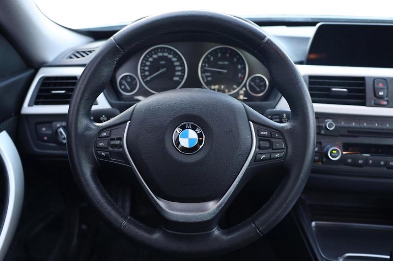 BMW Řada 3 320i xDrive - fotka 12 z 14