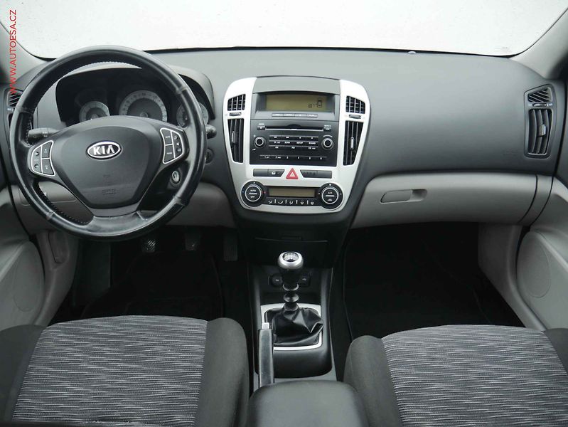 Kia Ceed (2008) 1.6CVVT, ČR, AC, TZ - fotka 8 z 21