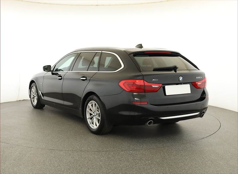 BMW Řada 5 (2018) Luxury Line 530d xDrive - fotka 4 z 18