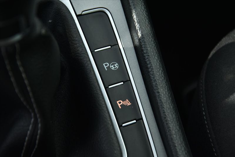 Volkswagen Golf 2.0TDi 110kW LOUNGE COMFORT - fotka 21 z 24