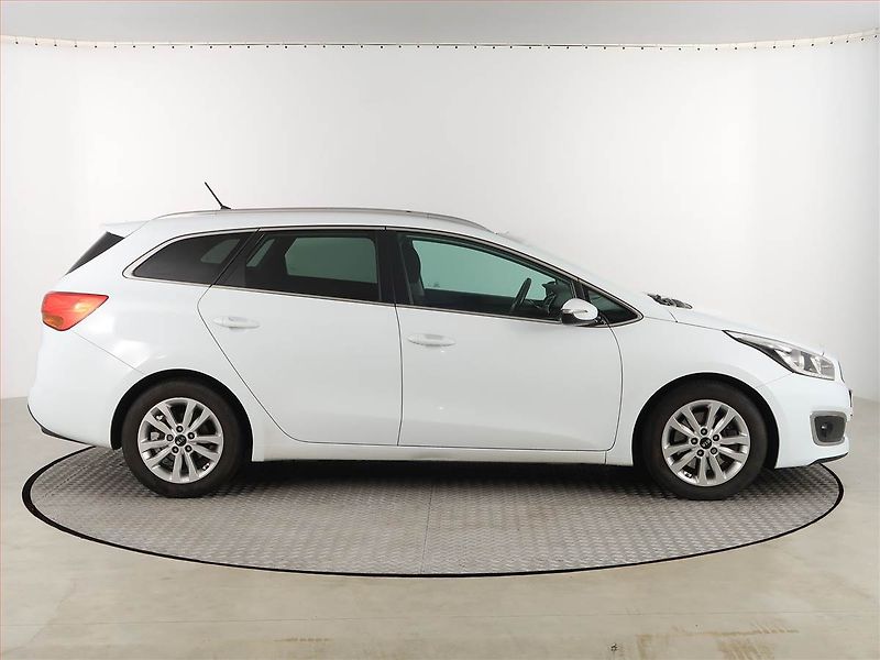 Kia Ceed (2016) 1.6 GDI, Automat, Tempomat - fotka 6 z 19