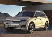 Volkswagen Touareg (+15 000 Kč). Cena: 1 476 900 Kč