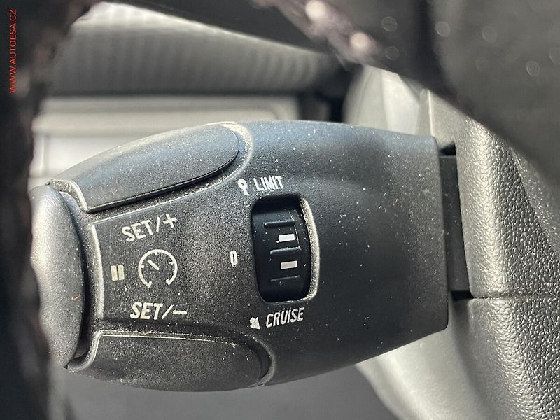 Peugeot 2008 (2018) 1.2 PT, Allure, AT, panor - fotka 14 z 18