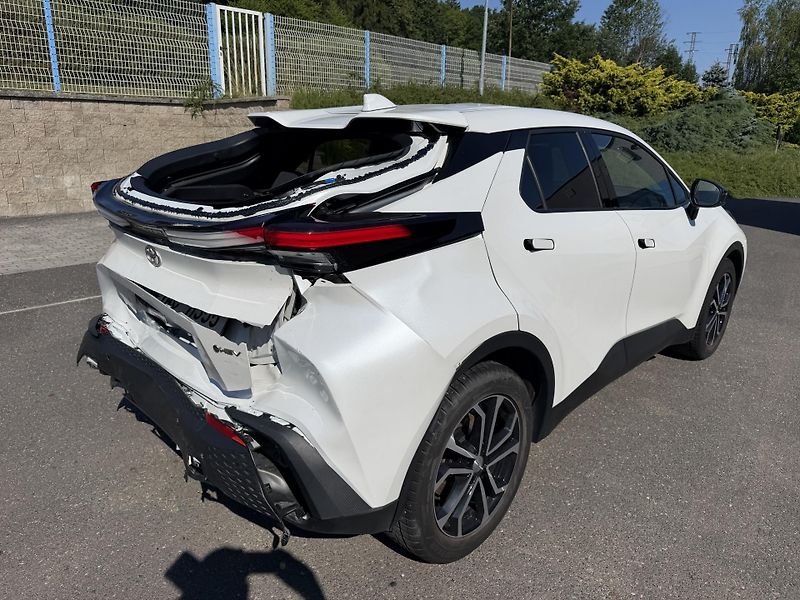 Toyota C-HR 1,8i hybrid automat navigace - fotka 3 z 21