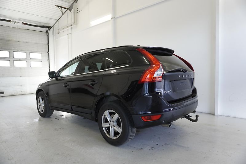 Volvo XC60 D5 MOMENTUM AWD AUT. - fotka 6 z 26