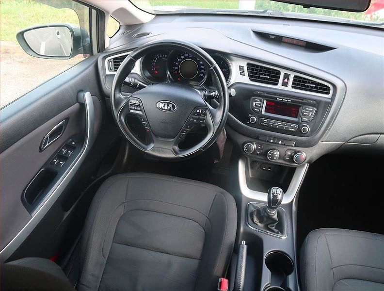 Kia Ceed (2014) 1.6 GDI, Serv.kniha, Tempomat - fotka 7 z 14