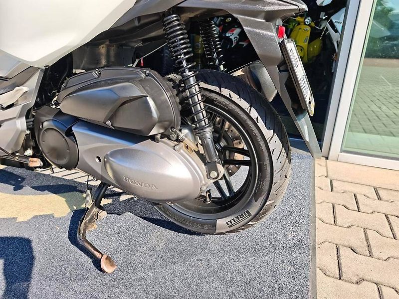 Honda Forza 300 ABS (2018) Smart box, Vyhřívané rukojeti, - fotka 14 z 20