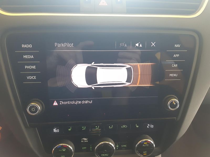 Škoda Octavia 1.6 TDI DSG NAVI APP - fotka 18 z 28