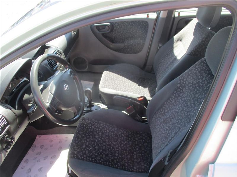 Opel Corsa 1,2 i, automat, klima, servis, - fotka 12 z 27
