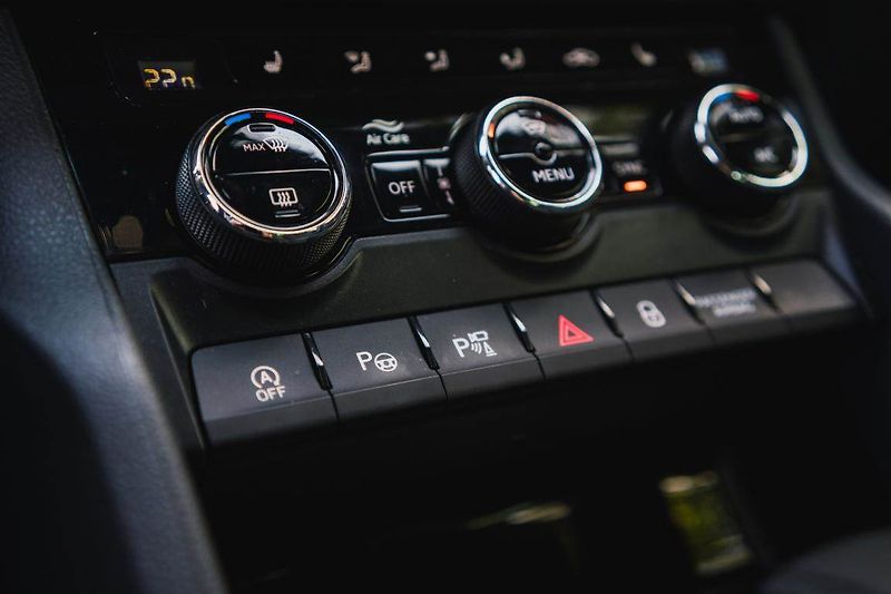 Škoda Karoq (2025) 2.0 TDI, 4X4, Navigace - fotka 26 z 32
