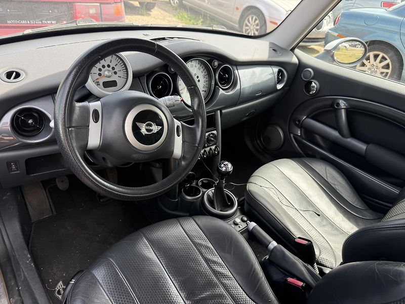 Mini Cooper (2003) 1.6 85kw - fotka 13 z 14