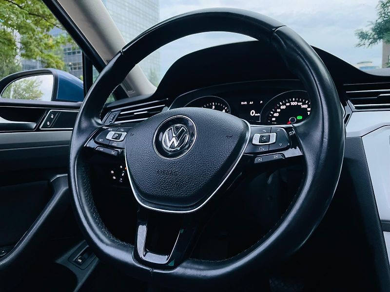 Volkswagen Passat 2.0TDI AUTOMAT VÝHŘEV SERVISKA - fotka 25 z 54