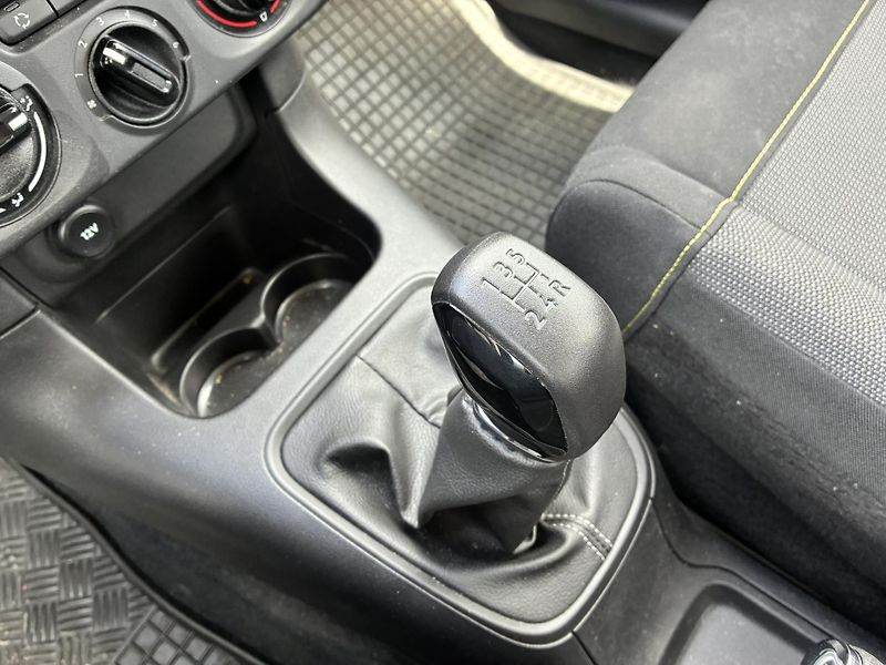 Citroën C3 1.2 PureTech 83k Shine - fotka 19 z 21