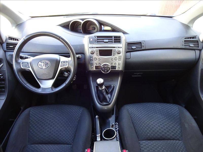 Toyota Verso 2.0 D-4D 7.MÍST - fotka 32 z 47