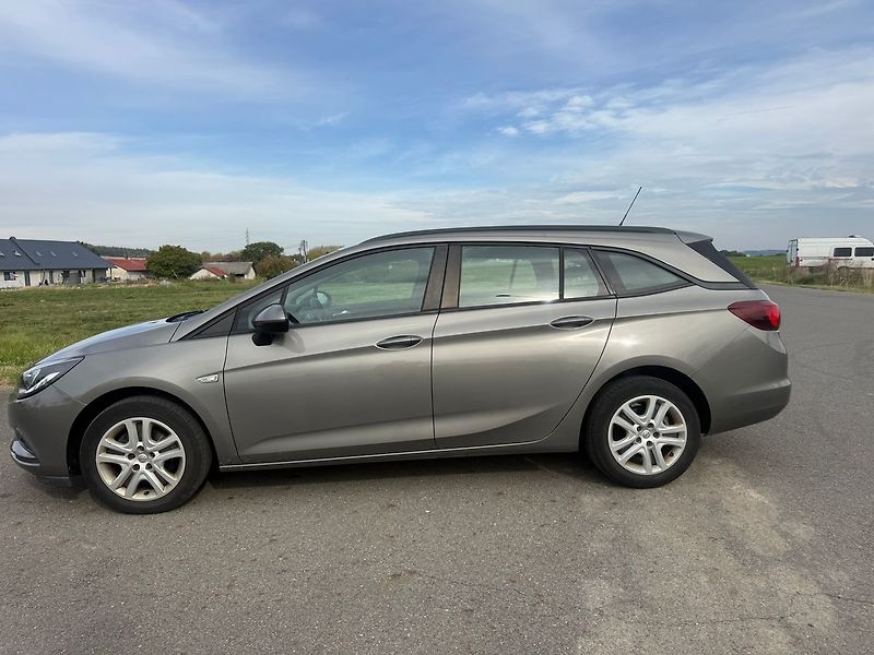 Opel Astra SPORTS TOURER 1,6 TDI 54000KM - fotka 2 z 17