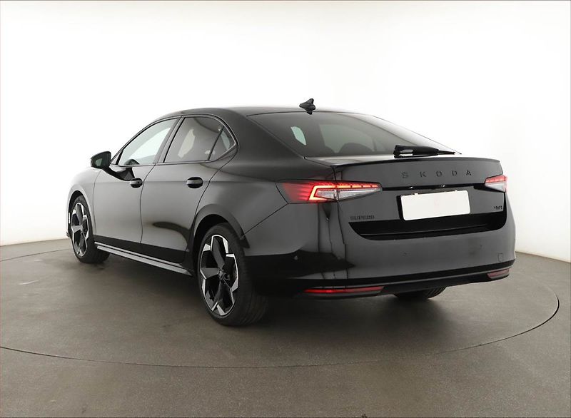 Škoda Superb (2025) 2.0 TDI, Sportline, Navigace - fotka 4 z 21