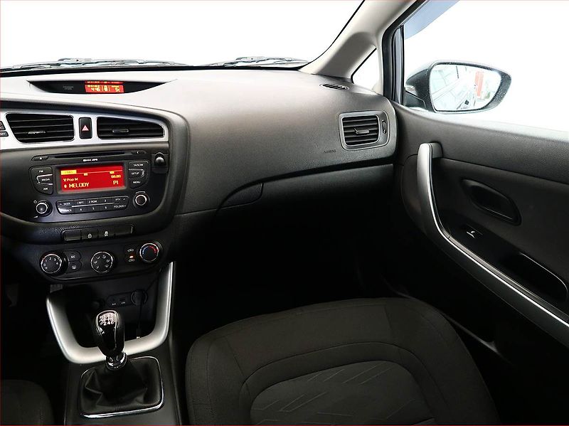 Kia Ceed (2012) 1.6 CRDi - fotka 8 z 15