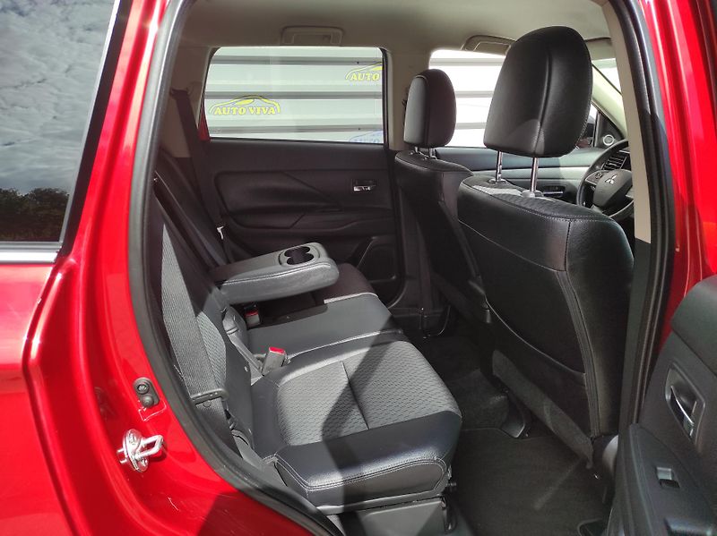 Mitsubishi Outlander 2.2D 110kW 6 st. MAN 4X4 7Míst - fotka 14 z 40