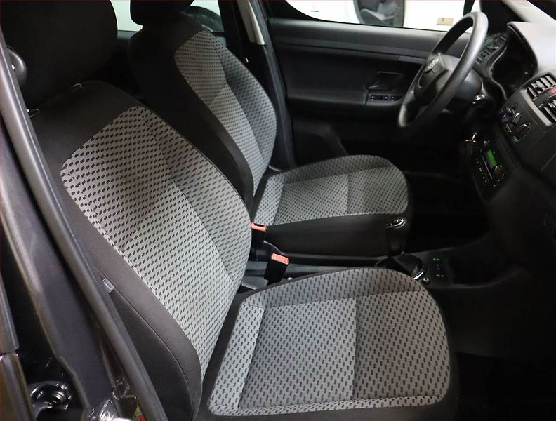 Škoda Roomster (2011) 1.2 TSI, Vyhř. sedaček - fotka 9 z 17