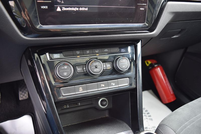 Volkswagen Touran (2018) 1.4TSI 110kw HIGHLINE TAŽ LED - fotka 29 z 50