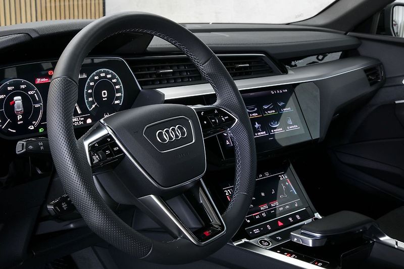 Audi e-tron 55 300kW Kessy Kamera Tažné - fotka 16 z 33