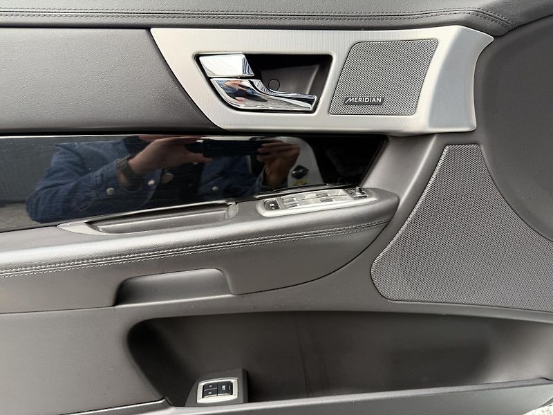 Jaguar XF 3,0 V6 Sportbrake REZERVACE - fotka 18 z 37