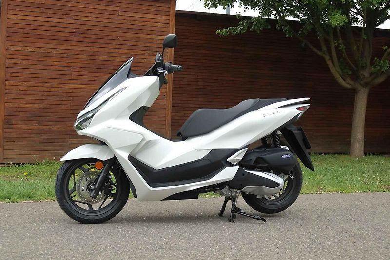 V loňském roce prošla Honda PCX modernizací, vylepšila motor, brzdy i kapotáž.