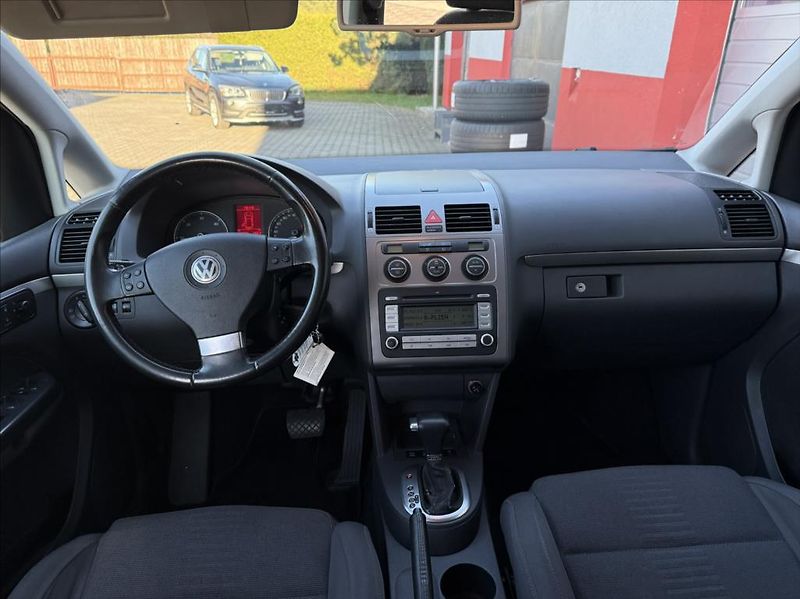 Volkswagen Touran 2,0 TDi DSG highline 7-míst - fotka 11 z 18