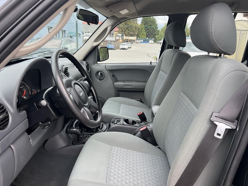 Jeep Cherokee 2.8CRD 4x4 MANUÁL 6 R.ST. - fotka 9 z 38