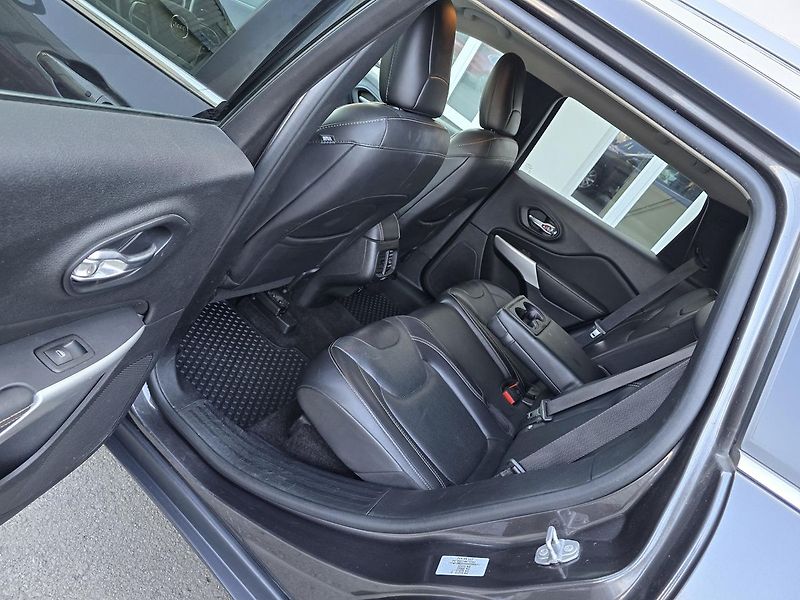 Jeep Cherokee 147kW 4x4 LIMITED KŮŽE NAV - fotka 42 z 49